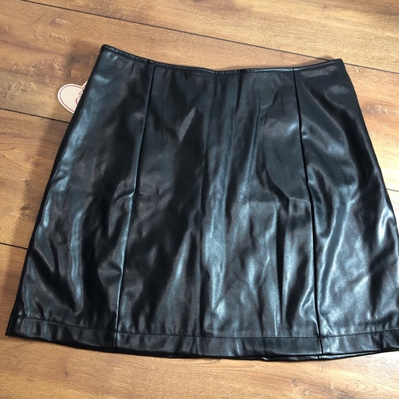 Pleather mini skirt by Sadie Robertson - Picture 2 of 9